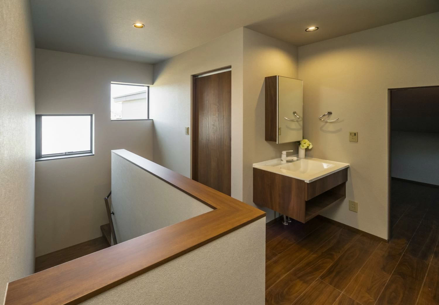 2階には小屋裏収納を設けました