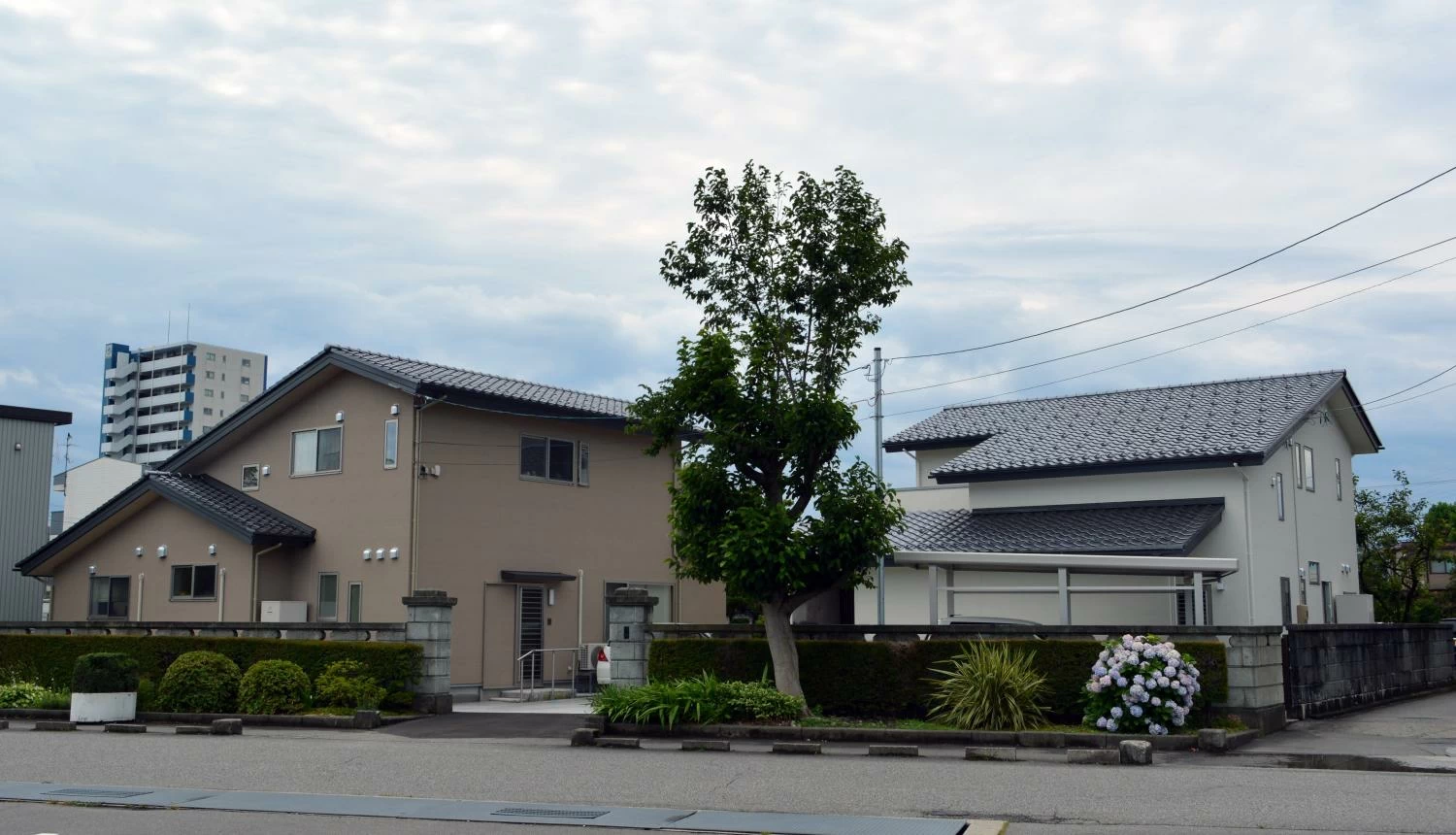 同じ敷地で2軒が並ぶ隣家スタイル