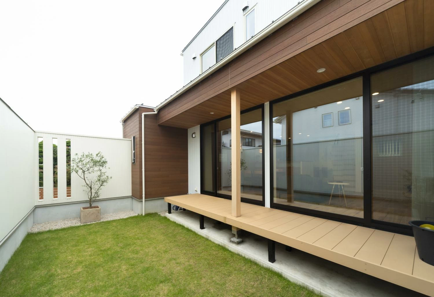 屋根があるウッドデッキ