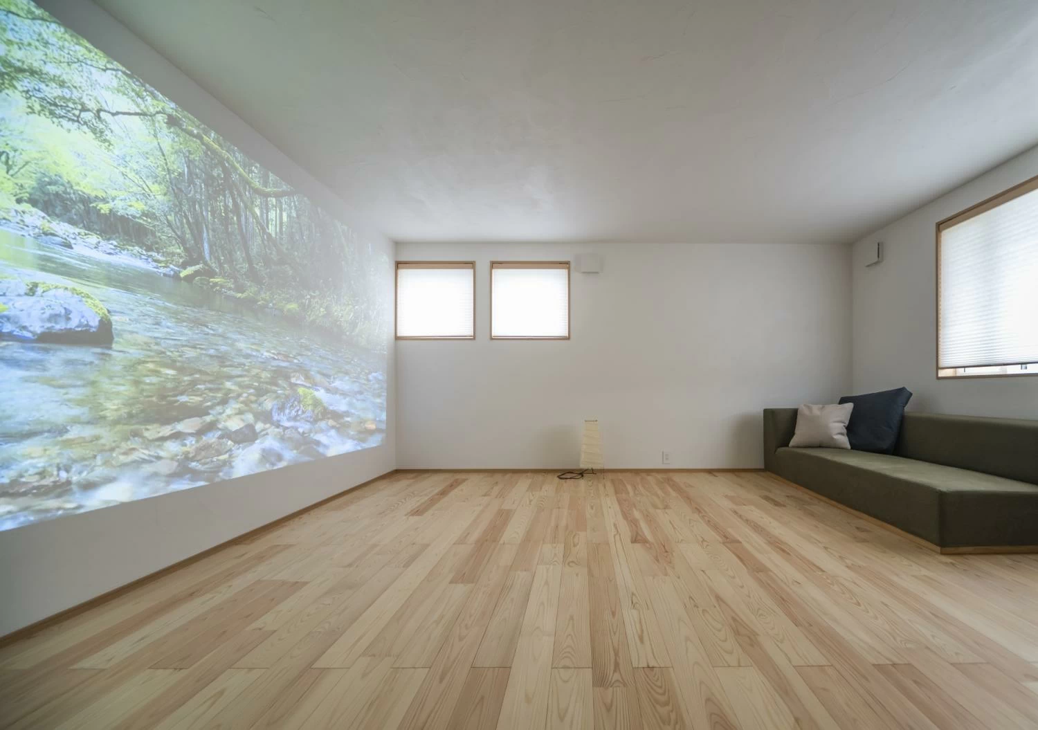 将来の子供部屋は、プロジェクターを置いて壁を巨大スクリーンにしたセカンドリビング